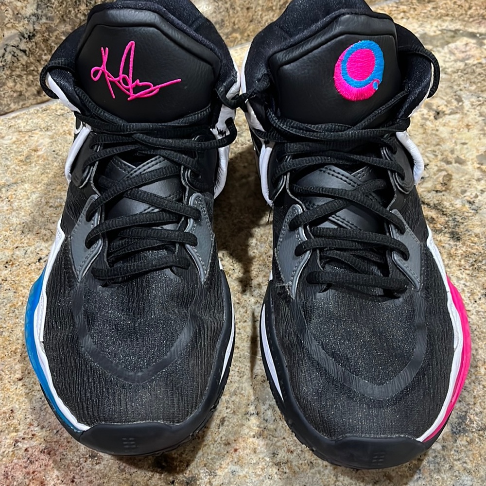 NIKE KYRIE INFINITY SOUTH BEACH BASKETBALL SHOES